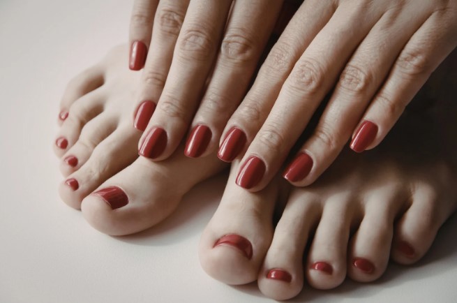 Чому топ для манікюру тьмяніє через кілька днів